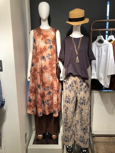☆　レトロで涼しげ花柄ワンピース　☆
