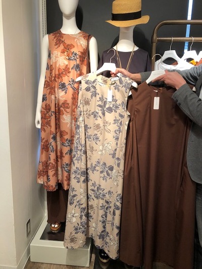☆　レトロで涼しげ花柄ワンピース　☆