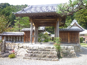 観音の里だより「行基の都その4　大和国王　山背大兄王（戒名　古瀧山　龍王院）の墓」