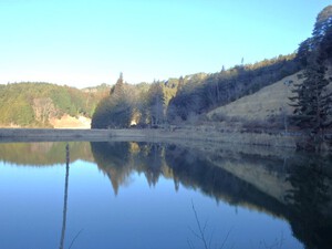 早朝の大村湖水面