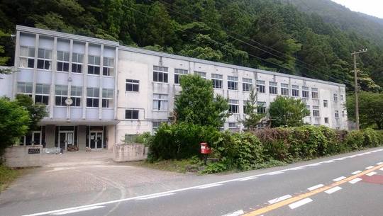 旧・龍山中学校の校舎や運動場　#酒井とよみ