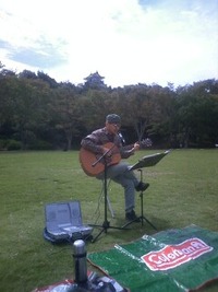 浜松城公園で公園ライブ　お空いぶ２　浜松城バックに演奏