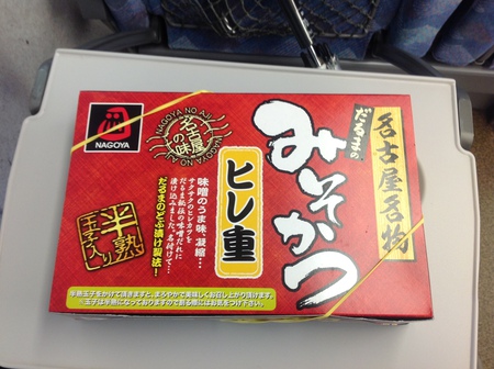 電車での移動の楽しみはやっぱり駅弁です。