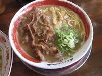 チラシを見ながら