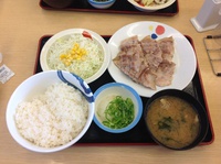 人生で３回目の松屋に行って豚バラ焼肉定食を食べました。ご飯は特盛で！