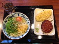 お昼時、雨風が強く吹き付ける中私は丸亀製麺でうどんをすすってました。