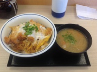 どうせチェーン店だと侮ってお店に入ってみたら、美味しいかつ丼でした。