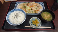 パーキングエリアで野菜炒め定食