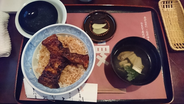 初詣の帰りに、豊川の「京楽軒」で鰻を味わってきました。