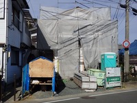玄関サッシがつきました
