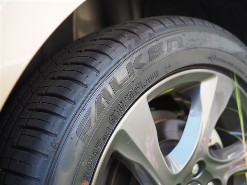 車のタイヤを「FLAKEN／ファルケン」に変えたら、走りが安定して、スムーズに静かに走るようになった！