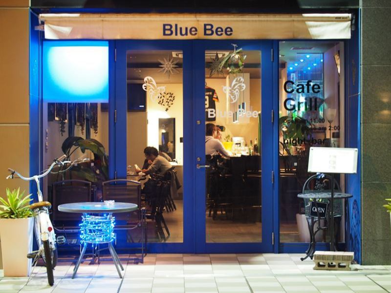 シロシロのサインが！】「cafe＆Bar Blue Bee／カフェ＆バー ブルービー」さんにまさかっ│かね田のブログ