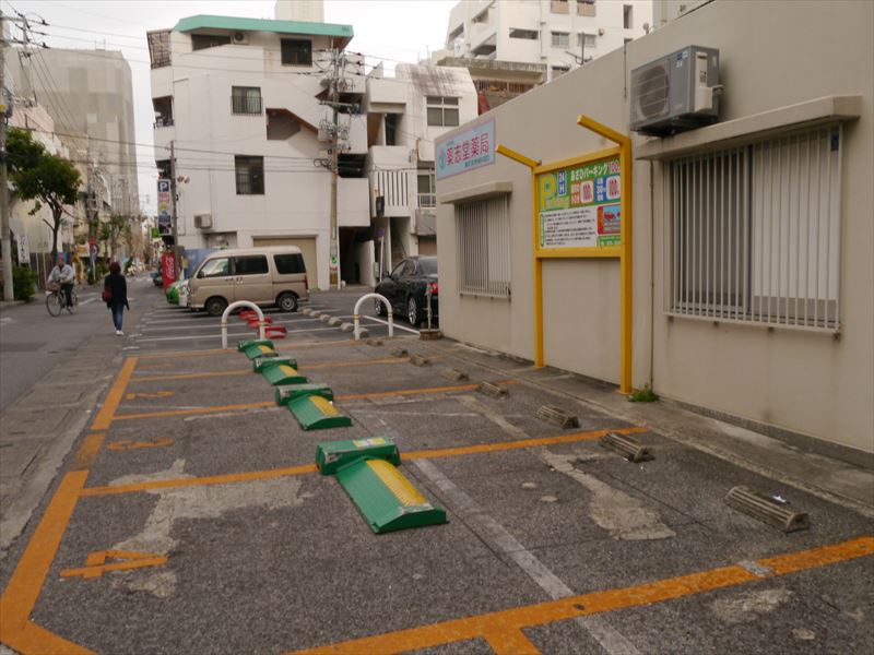 那覇市東町辺りの駐車場料金を散歩中にチェック。沖縄に行ってまで駐車場の写真を撮ってきましたｗ