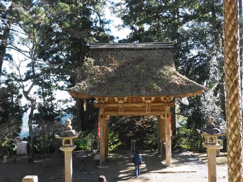 千葉山智満寺の茅葺屋根はすごく見事で景色もいい！－島田市