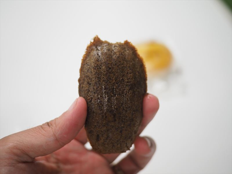 「ラウンドテーブル」×「まめやかかふぇ」のコーヒーマドレーヌ