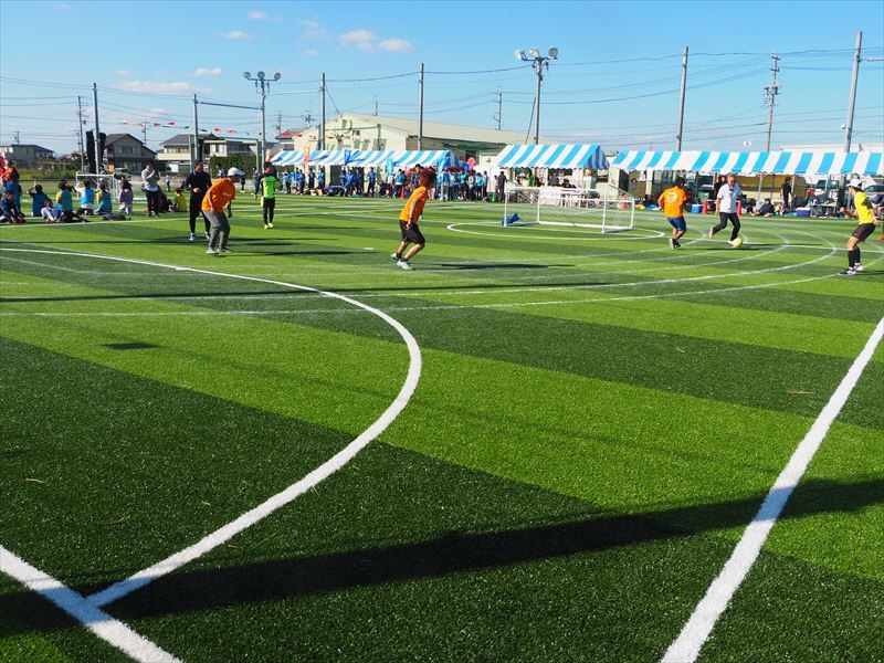秋晴れの空の下、笑顔でまじめに楽しく企業対抗運動会でハッスル
