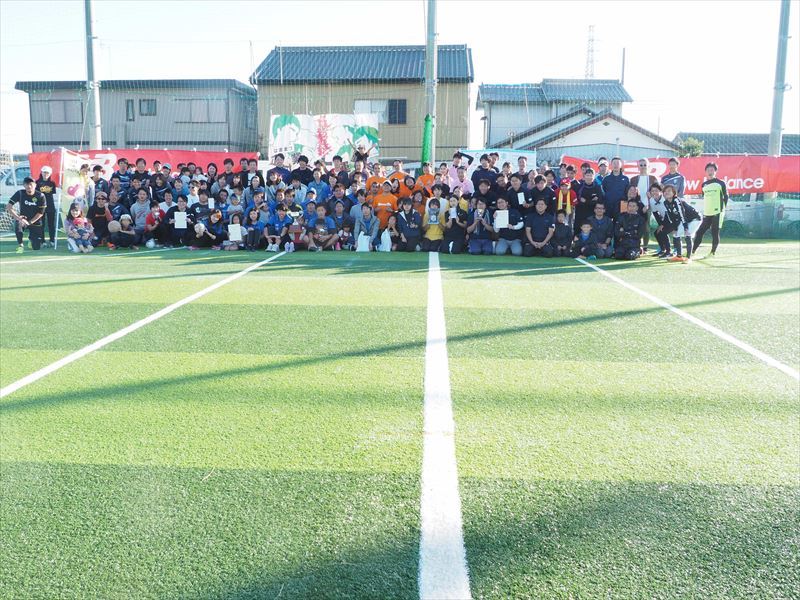 秋晴れの空の下、笑顔でまじめに楽しく企業対抗運動会でハッスル