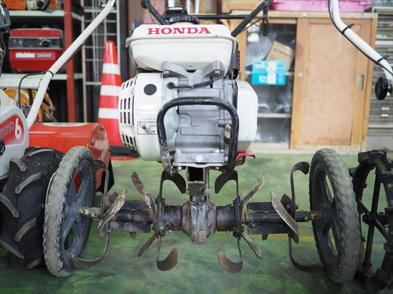 畑を耕す耕運機って意外とかっこいいかも...