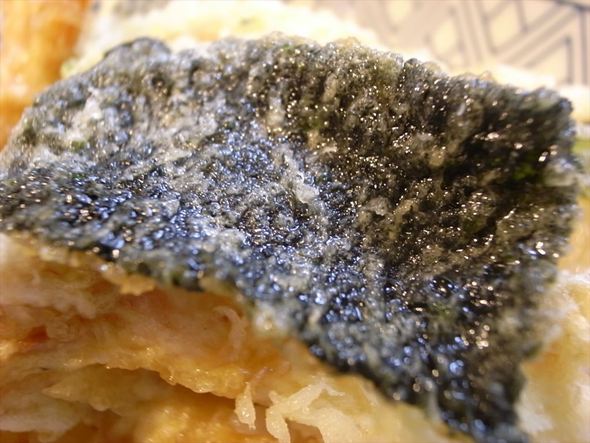 浜松No,1の天丼「天錦（てんきん）」。甘いタレのかかったサックサクの天ぷらが乗ってます。