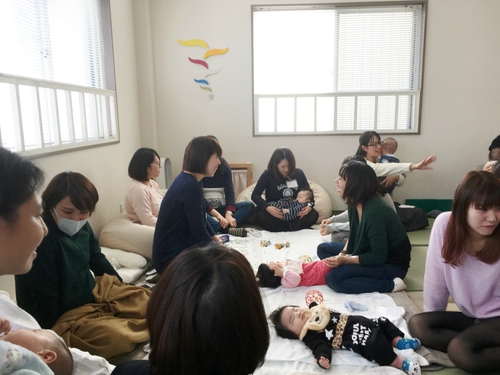 妊婦さんも０歳ママも一緒になってワイワイおしゃべり。産後のことが自然にわかります。「マタニティひろば」開催しました。