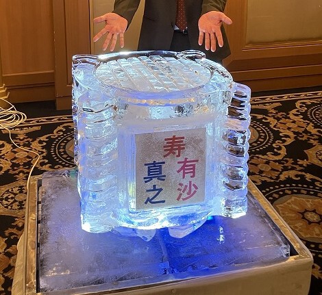 氷の樽で鏡開き
