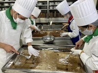 浜松調理菓子専門学校　氷彫刻の授業