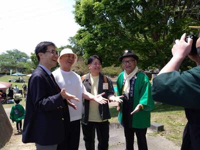 菊川市の「茶畑の中心で愛を叫ぶ」、新茶初摘み