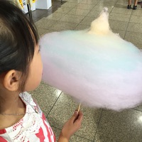 特大レインボー綿菓子でご挨拶( *｀ω´) 2016/07/24 22:25:01
