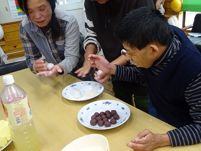 成人を祝うおもちつき大会をしました