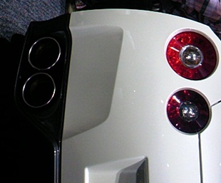 走る車