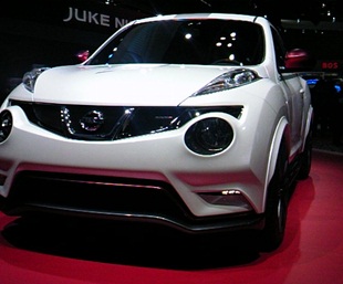 走る車