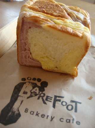 ベーカリーカフェ　ＢＡＲＥ　ＦＯＯＴ
