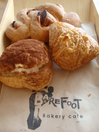 ベーカリーカフェ　ＢＡＲＥ　ＦＯＯＴ