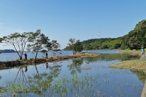 天高し湖畔もスッキリ秋仕様