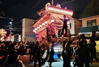 祭りの屋台から投げられた物