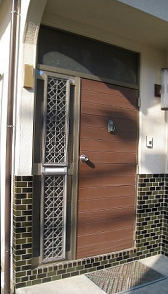 平野硝子リフォーム工事例  木彫ドアから高さのある最新の玄関ドアへ