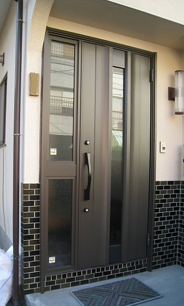 平野硝子リフォーム工事例  木彫ドアから高さのある最新の玄関ドアへ