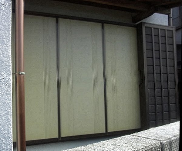 平野硝子リフォーム工事例　雨戸を閉めたまま採光・採風するエコ雨戸