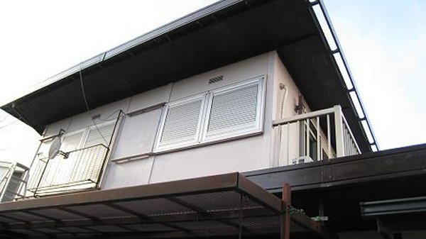 平野硝子リフォーム事例　二階の雨戸を稼動ルーバー雨戸にリフォーム