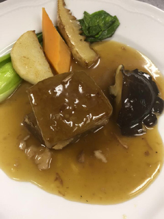皮付き豚肉のやわらか煮の仕込み