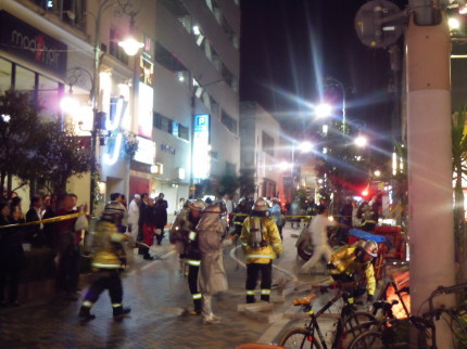 有楽街の交差点で・・・