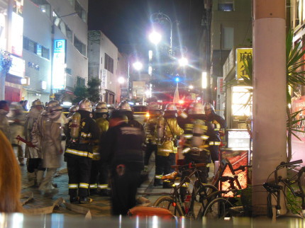 有楽街の交差点で・・・