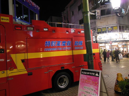 有楽街の交差点で・・・