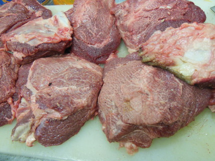 静岡夢咲牛ほほ肉　仕込み