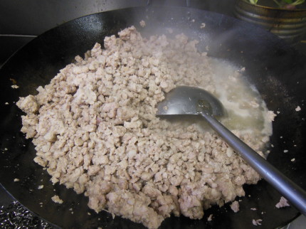 炸醤肉　仕込み