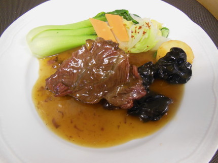 静岡夢咲牛ほほ肉　仕込み