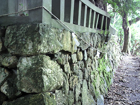 五社神社石垣の石が気になる