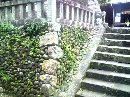 五社神社石垣の石が気になる