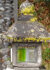石灯籠は苔の色 2009/03/02 08:05:00
