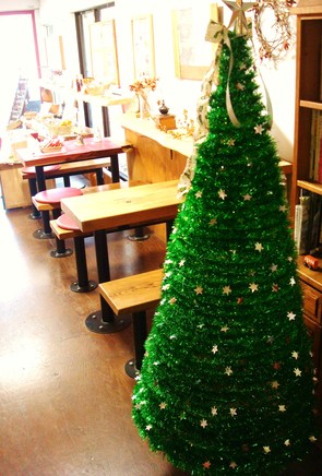 クリスマスツリーと紅葉